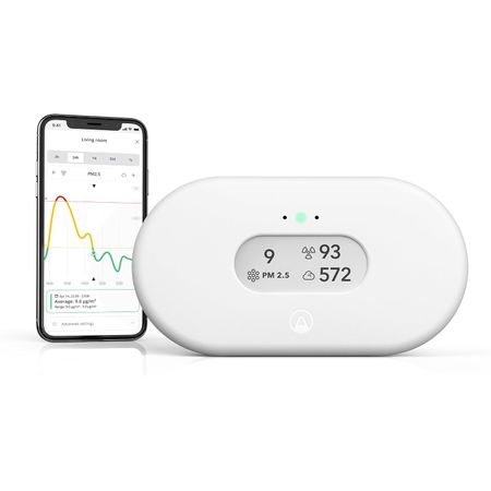 Moniteur Airthings View Plus 2960 : l'appareil blanc debout, son écran gris se distinguant en tête, sur fond blanc