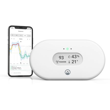 Moniteur Airthings View Radon 2989 : l'appareil blanc debout, son écran gris se distinguant en tête, sur fond blanc