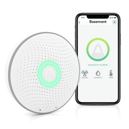 Moniteur mural Airthings Wave Radon : boîtier rond blanc vu de face, un discret motif en son centre, sur fond clair