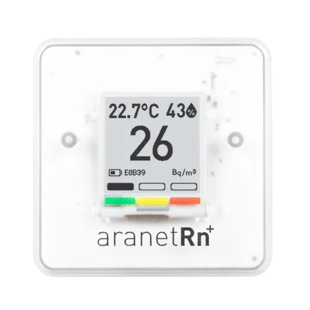 Moniteur Aranet Radon Plus blanc vu de face, avec écran e-ink affichant une concentration de radon en Bq/m³ et des indicateurs colorés