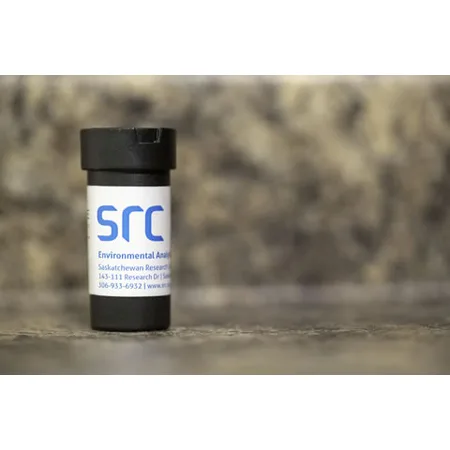 Petit détecteur cylindrique du kit HomeRadonTest, analysé par le SRC