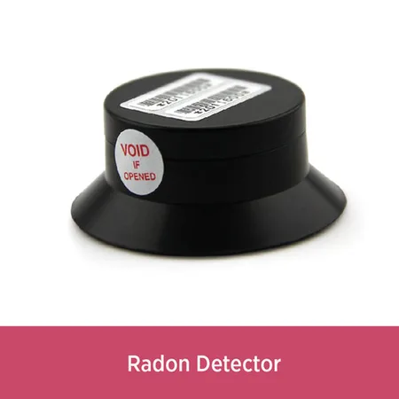 Détecteur alpha-track noir de la trousse LungNSPEI sur fond blanc
